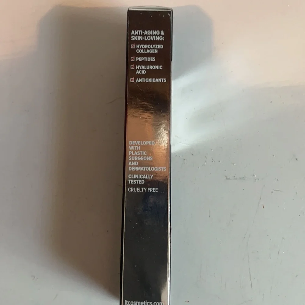 IT Bye-bye full coverage anti-aging waterproof eye concealer light natural